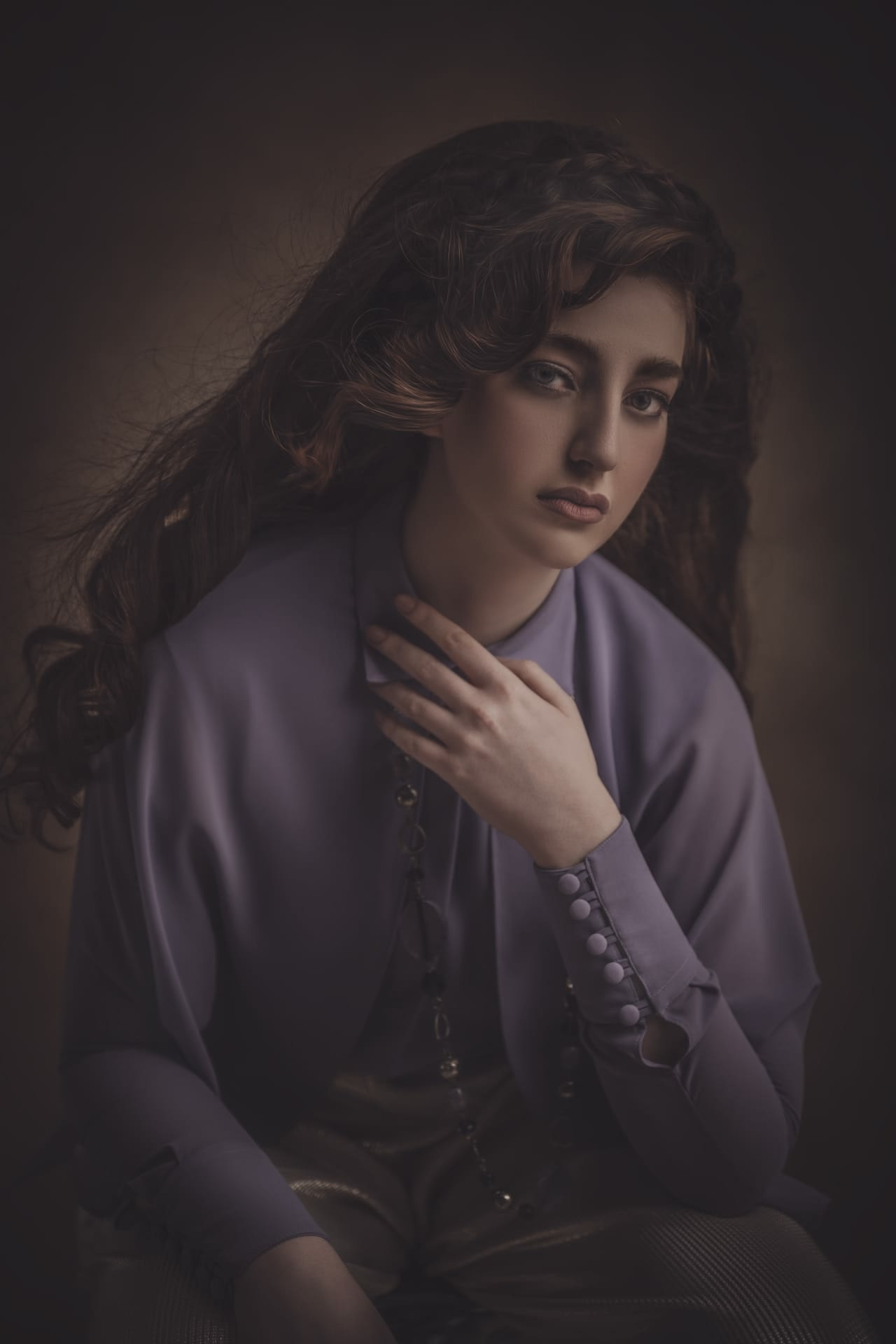 Editorial portrait in grayscale with a sculptural silhouette and refined modern aesthetic
